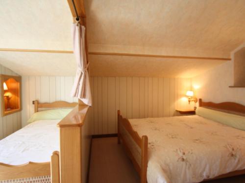 sypialnia z 2 łóżkami i oknem w obiekcie Gîte Pierrefitte, 4 pièces, 7 personnes - FR-1-589-186 