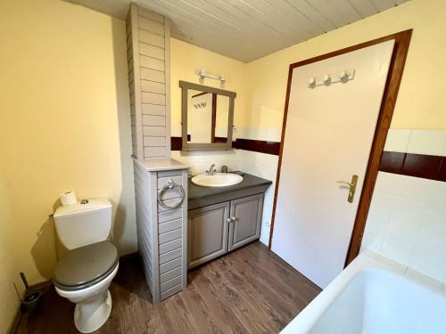 a bathroom with a toilet and a sink and a tub at Chalet spacieux avec cheminée, proche forêt, sentiers pédestres, terrasse, terrain clos, jeux et WIFI - FR-1-589-187 in Gerbamont 