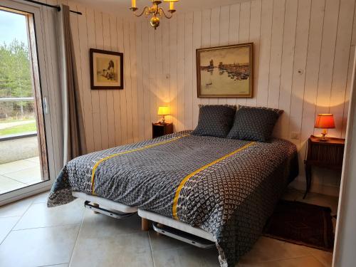 1 dormitorio con 1 cama con 2 lámparas y una ventana en Gîte Jouy-le-Potier, 3 pièces, 4 personnes - FR-1-590-398, en Jouy-le-Potier