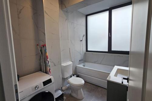 een witte badkamer met een toilet en een wastafel bij Nordic Residence 5 in Suceava