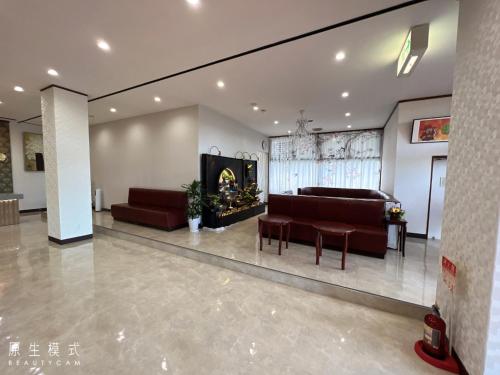 a living room with two couches and a table at 双龍居ホテル in Miki