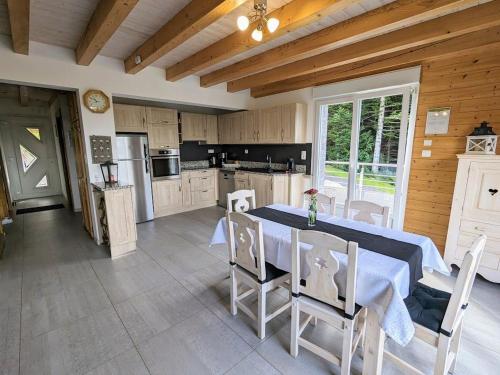 une cuisine avec une table et des chaises dans une pièce dans l'établissement Gîte spacieux avec confort total, Hautes-Vosges - FR-1-589-220, à Anould