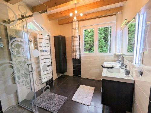 Ένα μπάνιο στο Gîte spacieux avec confort total, Hautes-Vosges - FR-1-589-220