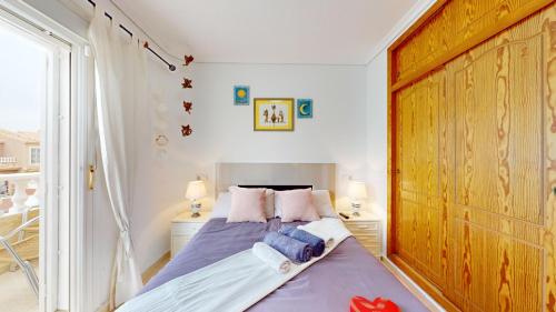 En eller flere senge i et værelse på bungalow lux playa gran Alacant