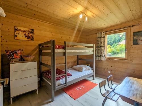 - une chambre avec des lits superposés dans une cabane en bois dans l'établissement Gîte La Bresse, 3 pièces, 4 personnes - FR-1-589-264, à La Bresse