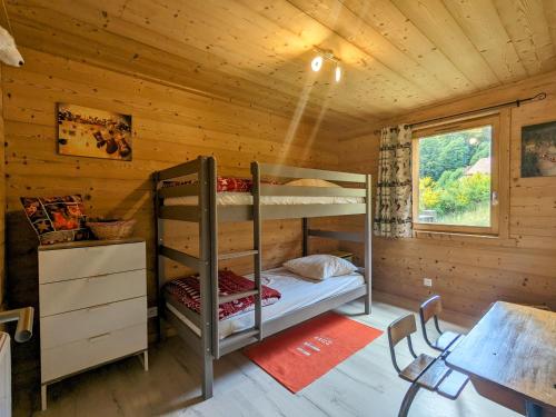 - une chambre avec des lits superposés dans une cabane en bois dans l'établissement Beau gîte rénové près de La Bresse-Hohneck avec terrasse et parking - FR-1-589-264, à La Bresse
