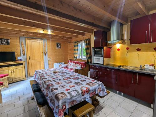 - une cuisine avec un grand lit dans une chambre dans l'établissement Chalet en bois avec jardin, proche ski et randonnée, équipé pour 8 pers. à Vagney, Vosges - FR-1-589-283, à Vagney