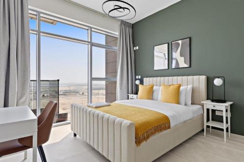 een slaapkamer met een bed, een bureau en een raam bij Silkhaus 1BDR at Najmat Near Reem Central Park in Abu Dhabi