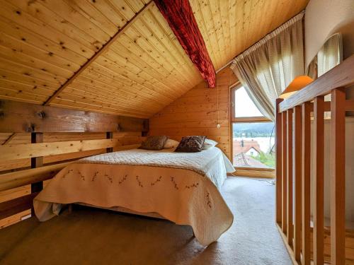 1 dormitorio con 1 cama en una habitación de madera en Gîte Gérardmer, 2 pièces, 4 personnes - FR-1-589-305 en Gérardmer