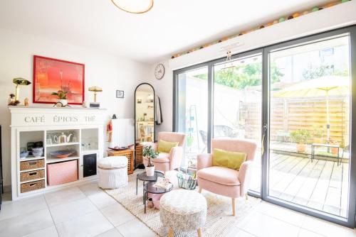 un salon avec des chaises et une table dans l'établissement Le tranquille au coeur de la ville, à Tours