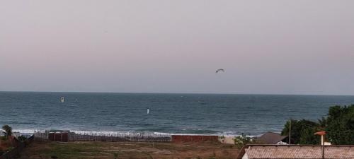 São Gonçalo do Amaranteにあるcasa na Taiba - de frente ao mar - piscina - lagoa do kiteの海上を飛ぶ凧