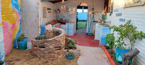 eine Küche mit einem Backsteinofen in einem Haus in der Unterkunft casa na Taiba - de frente ao mar - piscina - lagoa do kite in São Gonçalo do Amarante