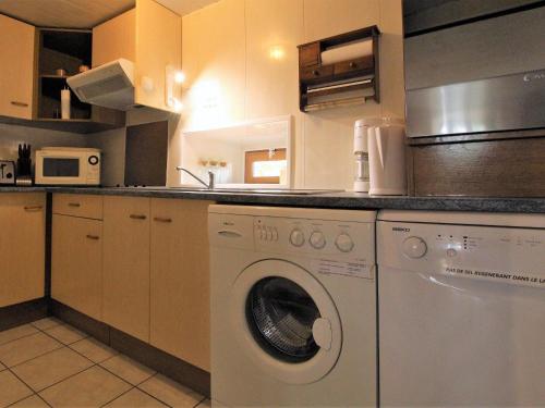 une cuisine avec une machine à laver et un lave-linge dans l'établissement Ferme rénovée avec jardin, garage et wifi gratuit à Chamalières-sur-Loire - FR-1-582-1, à Chamalières-sur-Loire