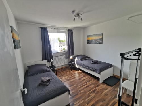 a bedroom with two beds and a window at Work & Stay 3 Room Apartment in Plettenberg