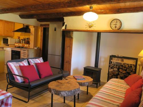 - un salon avec un canapé et une cuisinière dans l'établissement Gîte 10 pers avec 4 chambres et 3 salles d'eau, animaux admis - FR-1-582-94, à La Besseyre-Saint-Mary