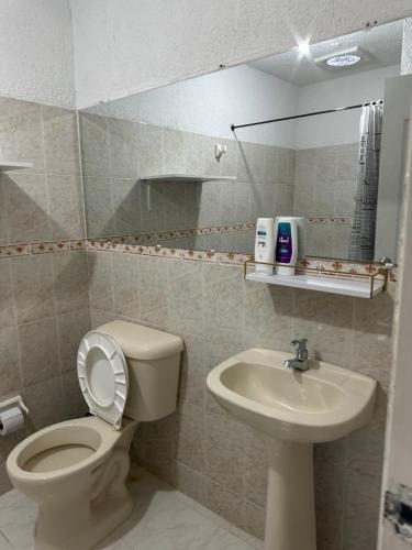 bagno con servizi igienici e lavandino di Casa Conjunto Rosario Norte 2 a Valledupar