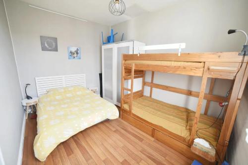 Cette petite chambre comprend des lits superposés et un bureau. dans l'établissement Charmante maisonnette avec terrasse, à La Rochelle
