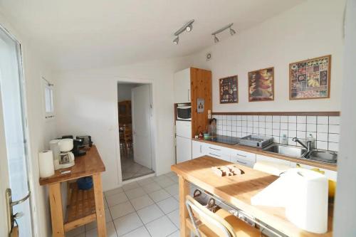 une cuisine avec un évier et un plan de travail dans l'établissement Charmante maisonnette avec terrasse, à La Rochelle