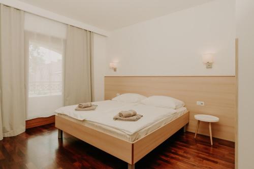 una camera da letto con un letto e due asciugamani di Bed and Breakfast Kolo Adults only a Novigrad Istria