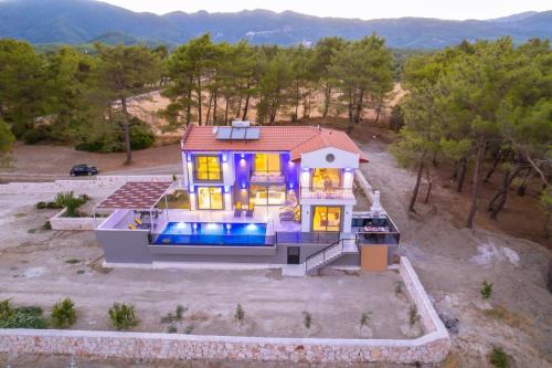 een uitzicht op een huis met verlichting aan bij Villa Saltanat in Kas