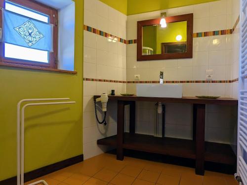 uma casa de banho com um lavatório e um espelho em Gîte Le Brignon, 3 pièces, 4 personnes - FR-1-582-177 em Le Brignon