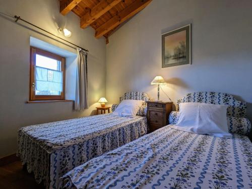 1 dormitorio con 2 camas y ventana en Gîte Le Brignon, 3 pièces, 4 personnes - FR-1-582-177 en Le Brignon