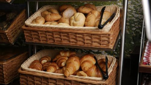 a bunch of baskets filled with loaves of bread at Hotel Frans op den Bult in Deurningen