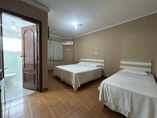 Кровать или кровати в номере Ibericas Praia Hotel