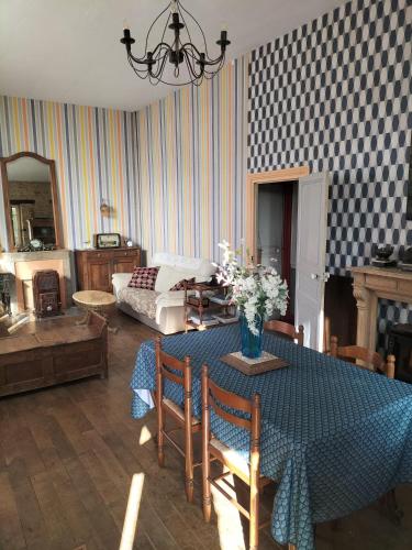 un salon avec une table et un lit dans l'établissement MAISON ST CHRISTOPHE, à Lézardrieux