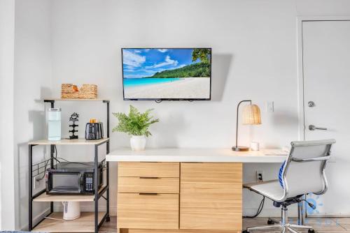 an office with a desk and a chair at Upper studio Balcony Pool Gym - Near Beach in Hallandale Beach