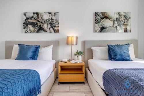 two beds sitting next to each other in a bedroom at Upper studio Balcony Pool Gym - Near Beach in Hallandale Beach