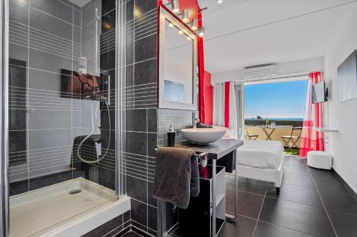 une salle de bain avec une douche, un lavabo et une baignoire dans l'établissement RED Port Nature, au Cap d'Agde