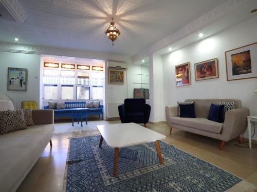 sala de estar con sofá y mesa de centro en au cœur de sidi bou said en Sidi Bou Saïd