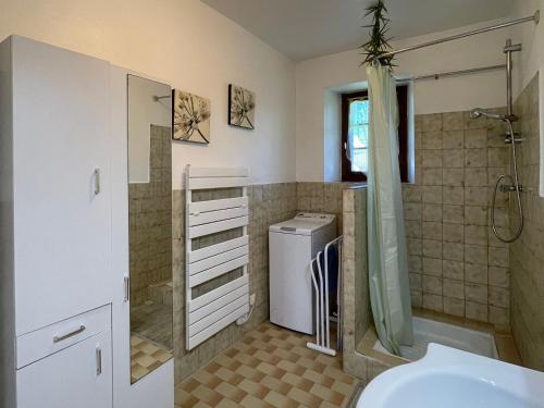 une salle de bain avec un lavabo, des toilettes et une douche dans l'établissement Gîte familial avec terrasses, cheminée et équipements bébé à Château-la-Ville, près de l’Allier - FR-1-582-211, à Saint-Haon