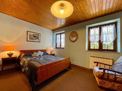 1 dormitorio con cama y techo de madera en Gîte Saint-Haon, 4 pièces, 5 personnes - FR-1-582-211 en Saint-Haon