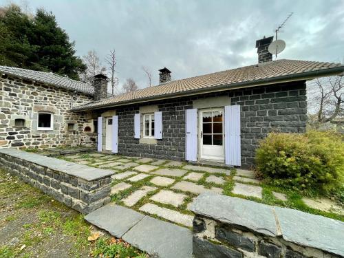 a small stone house with a stone wall at Maison en forêt avec terrasse, jeux pour enfants et cheminée, près du Pic du Lizieux et du Lac bleu - FR-1-582-235 in Araules