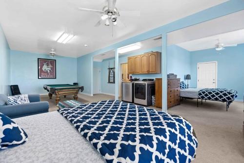 ein Schlafzimmer mit einem Bett und ein Wohnzimmer in der Unterkunft Panoramic View Villa with Pool - Events OK in Ramona