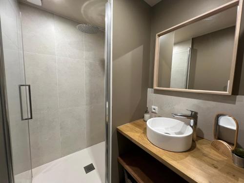 une salle de bain avec un lavabo et un miroir dans l'établissement Le Nid~Aux portes de Chambord~, à Maslives