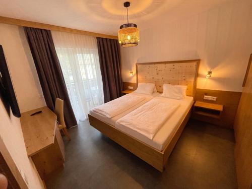 ein Schlafzimmer mit einem großen Bett in einem Zimmer in der Unterkunft Parkhotel Zuzek in Sankt Kanzian am Klopeiner See