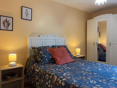 Ліжко або ліжка в номері Gîte Saint-Just-prés-Brioude, 5 pièces, 7 personnes - FR-1-582-314