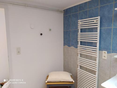 ein Badezimmer mit einem Handtuchhalter in der Dusche in der Unterkunft Gîte Germonville, 4 pièces, 6 personnes - FR-1-584-167 in Germonville