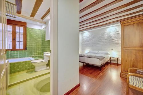 ein Bad mit einem Bett und einer Badewanne in einem Zimmer in der Unterkunft Dúplex Portales By Clabao in Logroño