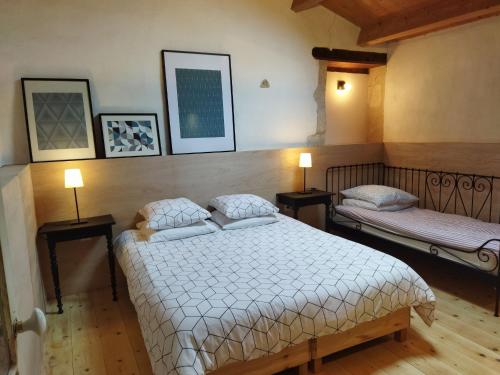 1 dormitorio con 2 camas y 2 lámparas en las mesas en Gîte Auchay-sur-Vendée, 3 pièces, 6 personnes - FR-1-426-96, en Fontenay-le-Comte