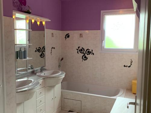 La salle de bains est pourvue de 2 lavabos, d'une baignoire et d'une fenêtre. dans l'établissement Gîte Brem, 5 pièces, 8 personnes - FR-1-426-86, à Brem-sur-Mer