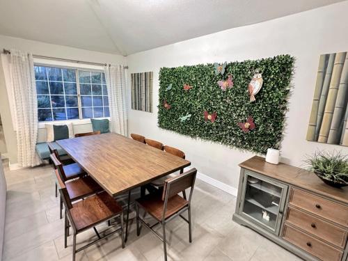 a dining room with a table and chairs at Rainforest Villa 4 Bedroom PoolSpa Walk2Disneyland in Anaheim