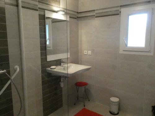 a bathroom with a sink and a mirror at Gîte La Roche-sur-Yon, 5 pièces, 10 personnes - FR-1-426-157 in La Roche-sur-Yon