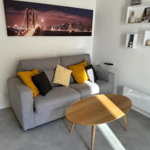 un salon avec un canapé et une table dans l'établissement Maison Plein Sud - 4 voyageurs par Conciergerie Key With Us, à La Motte