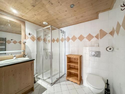 une salle de bain avec une douche, des toilettes et un lavabo dans l'établissement 4 pieces centre village, aux Carroz d'Arâches