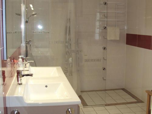 a bathroom with a sink and a shower at Maison rénovée avec jardin, SPA, vélos près des commerces - Animaux acceptés - FR-1-426-291 in Saint-Martin-de-Fraigneau