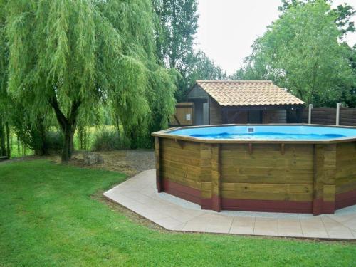 - une piscine dans une cour avec un kiosque dans l'établissement Grange rénovée avec piscine privative - 4 ch, jardin clos, à 7 km d'Indian Forest - FR-1-426-304, à Le Champ-Saint-Père